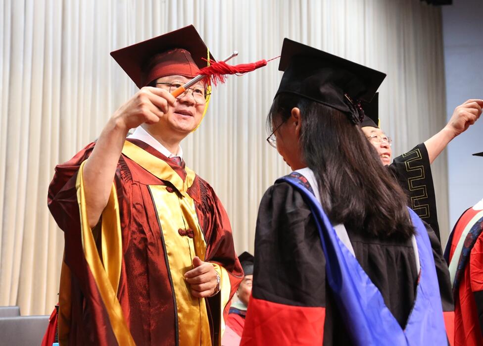 唐华俊院长为研究生授予学位