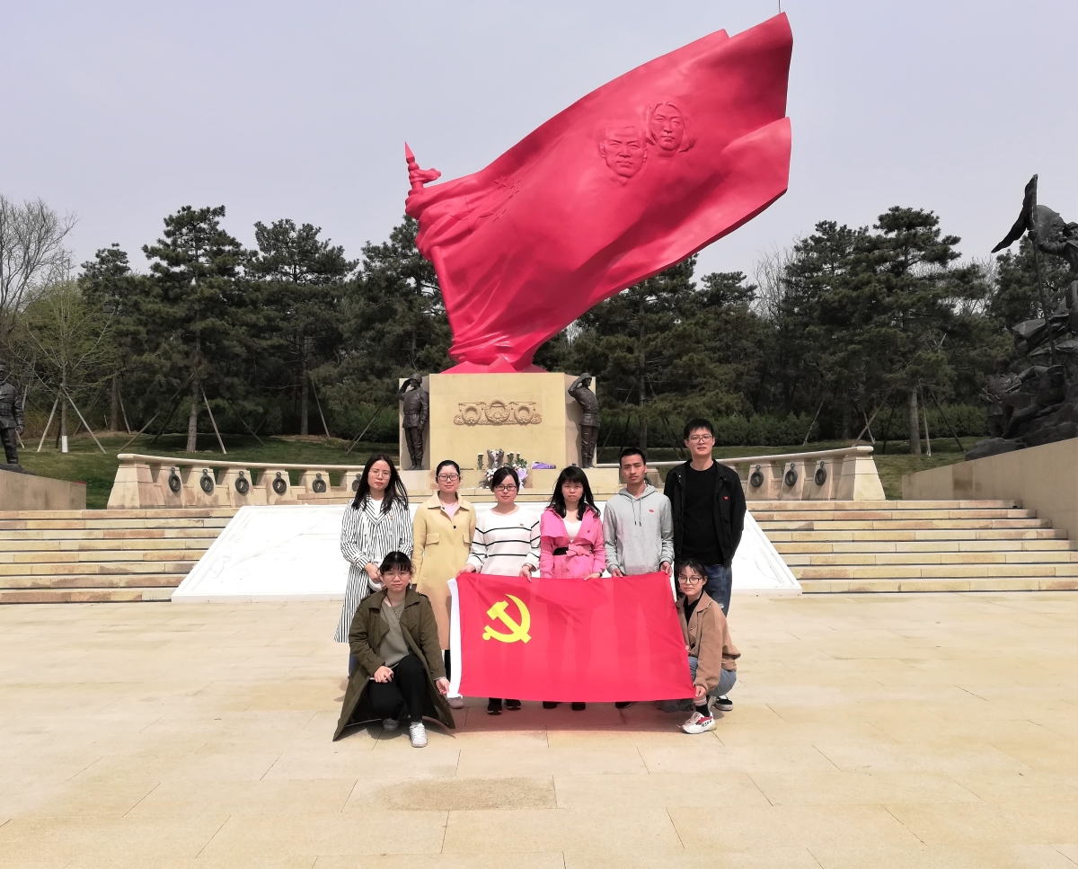 八宝山合影纪念.jpg