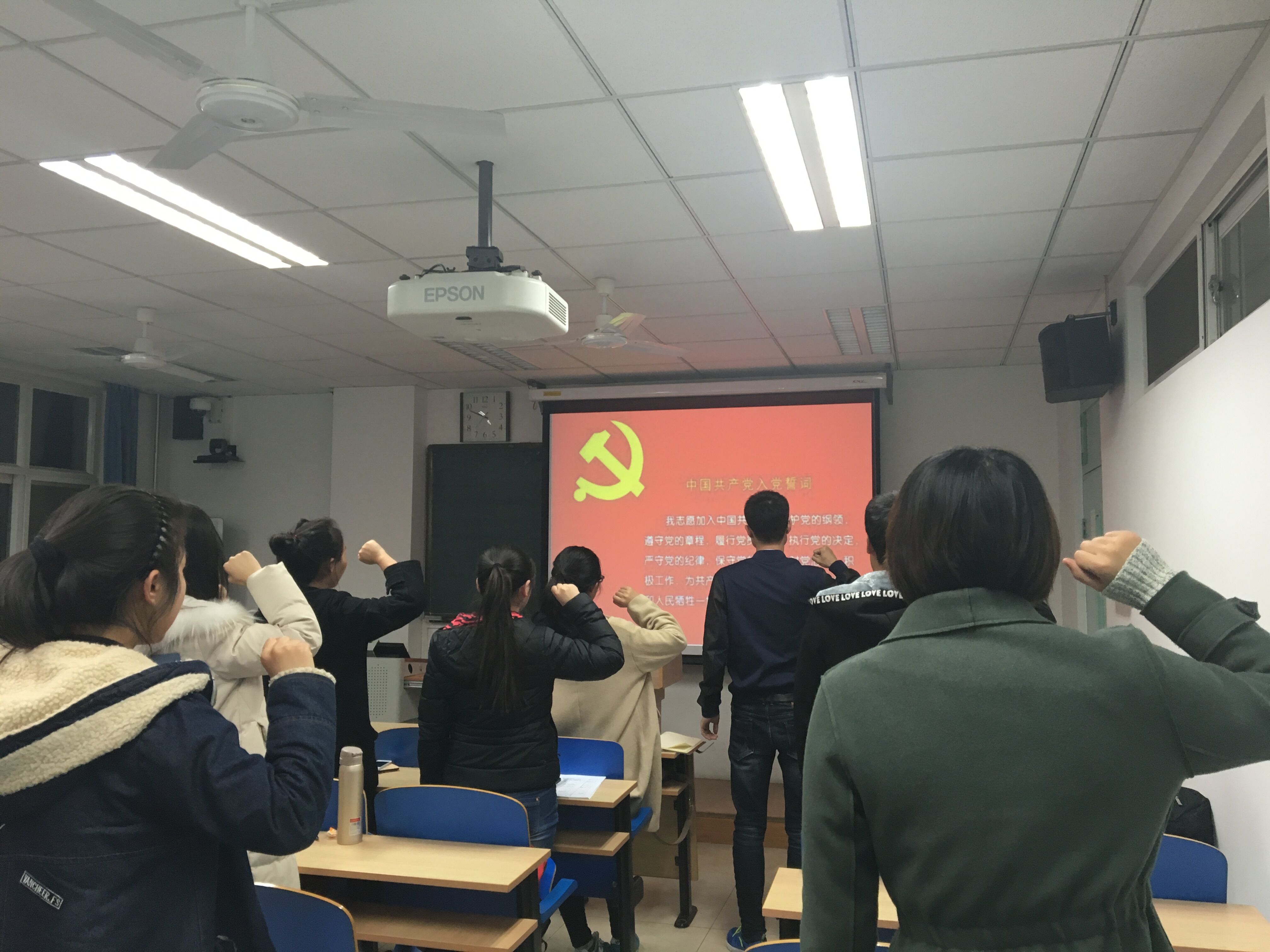 全体党员面对党旗重温入党誓词.jpg